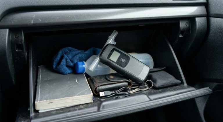 éthylotest dans une boîte à gants